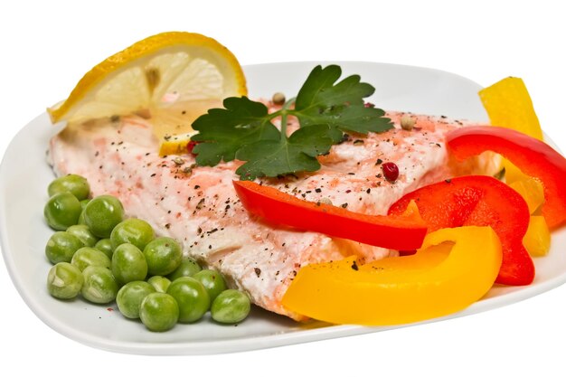 Filetto di salmone con verdure e piselli