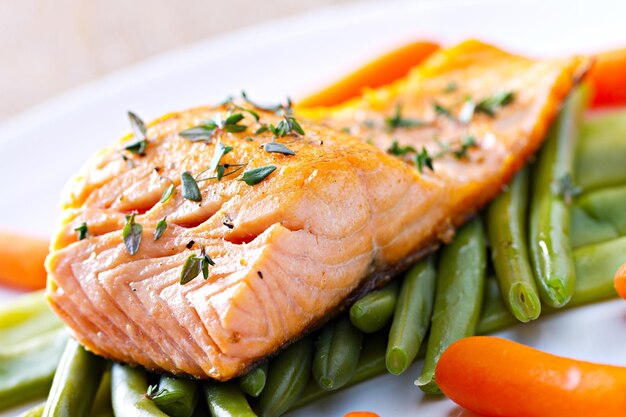 Filetto di salmone con verdure fresche