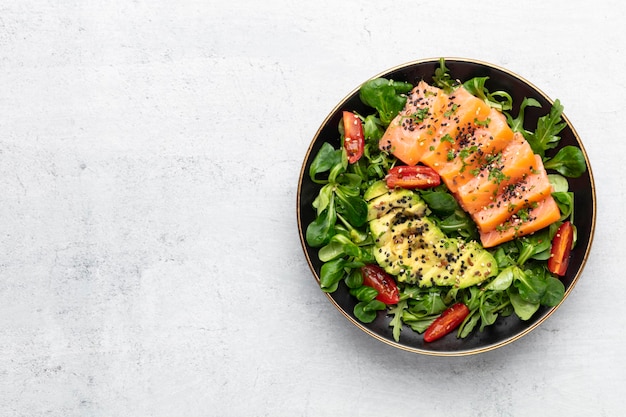 Filetto di salmone con vista dall'alto di avocado di insalata fresca