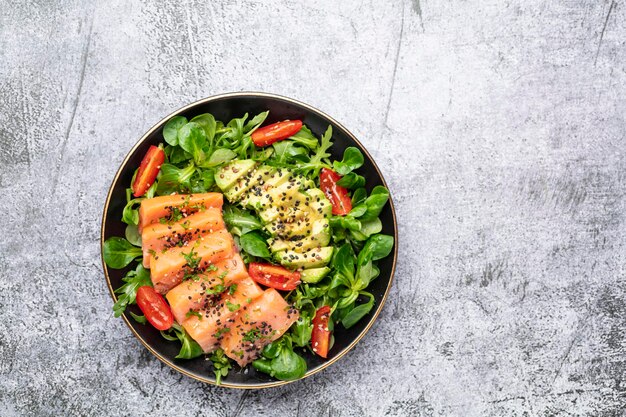 Filetto di salmone con vista dall'alto di avocado di insalata fresca