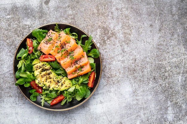 Filetto di salmone con vista dall'alto di avocado di insalata fresca