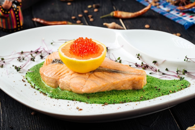 Filetto di salmone cotto gourmet con caviale rosso e salsa di cetrioli