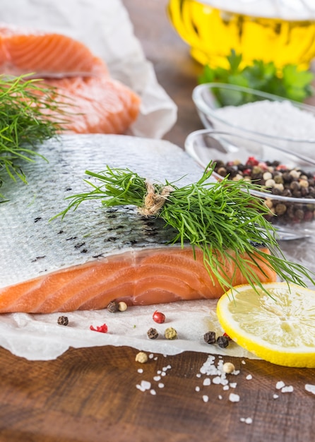 Filetto di salmone crudo con aneto limone olio d'oliva sale e pepe.