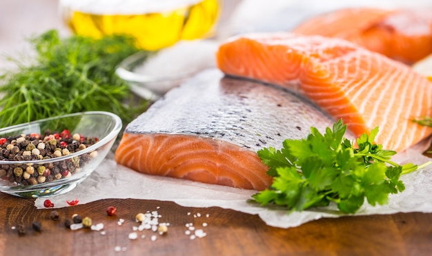 Filetto di salmone crudo con aneto limone olio d'oliva sale e pepe.