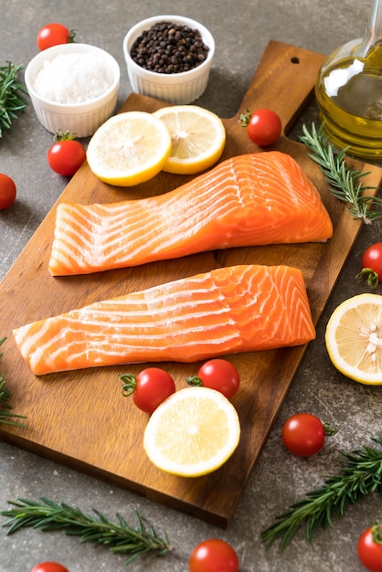 Filetto di salmone crudo con pomodori limone rosmarino pepe e sale