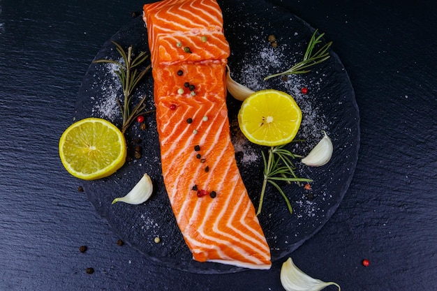 Filetto di salmone crudo con spezie su ardesia nera Vista dall'alto