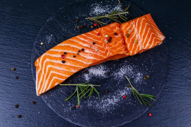 Filetto di salmone crudo con spezie su ardesia nera Vista dall'alto