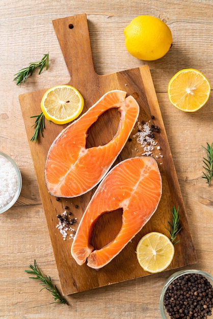 filetto di salmone crudo fresco con ingrediente a bordo