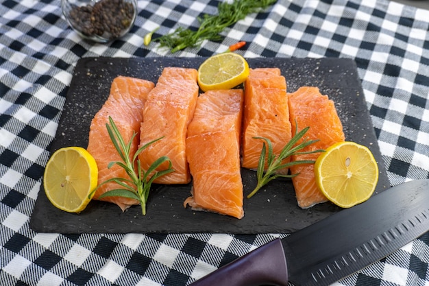 Filetto di salmone crudo fresco su piatto di pietra