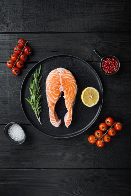 Filetto di salmone crudo fresco su un tavolo di legno