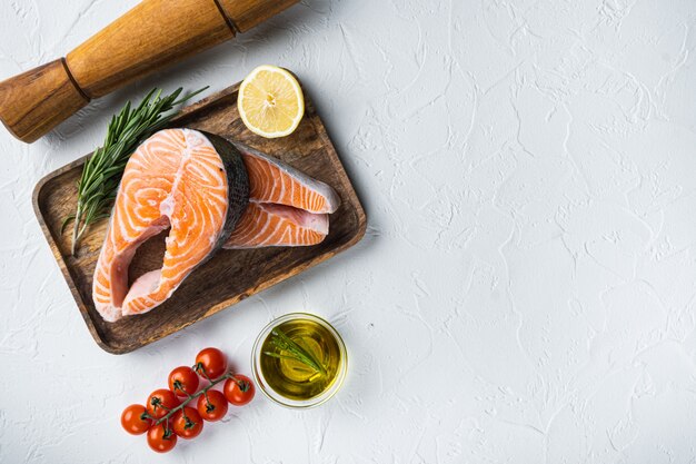 Filetto di salmone crudo fresco su una tavola di legno