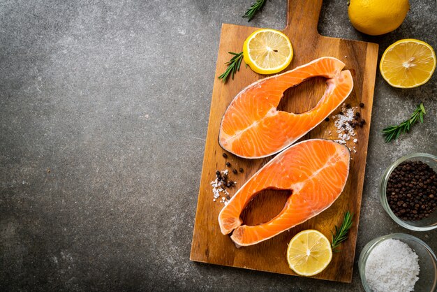 filetto di salmone crudo fresco