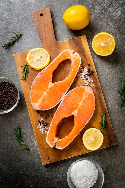 filetto di salmone crudo fresco