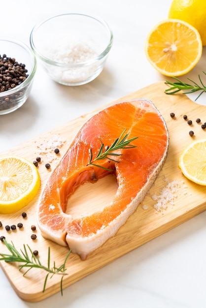 filetto di salmone crudo fresco