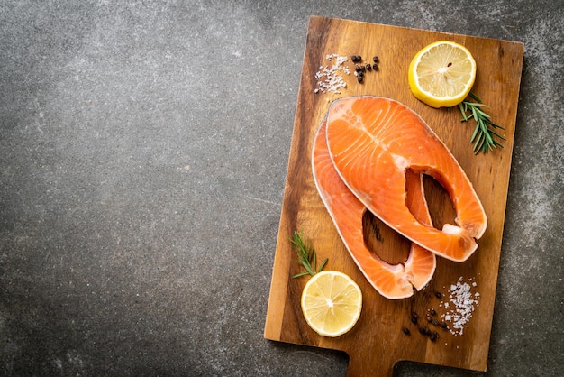 filetto di salmone crudo fresco