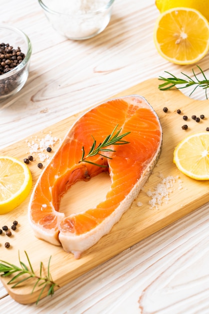 filetto di salmone crudo fresco