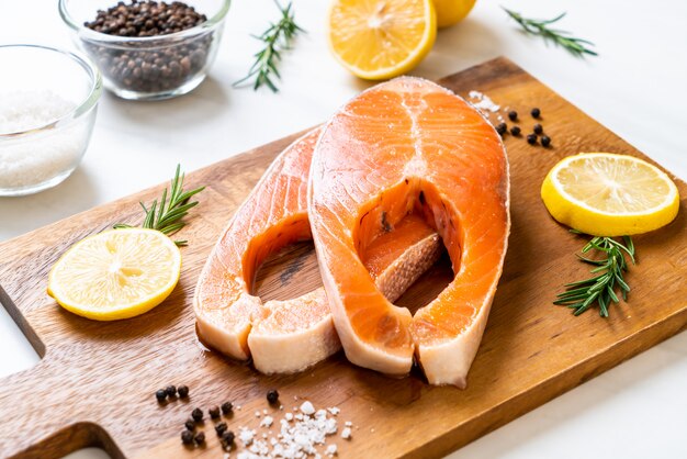 filetto di salmone crudo fresco