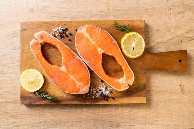 filetto di salmone crudo fresco