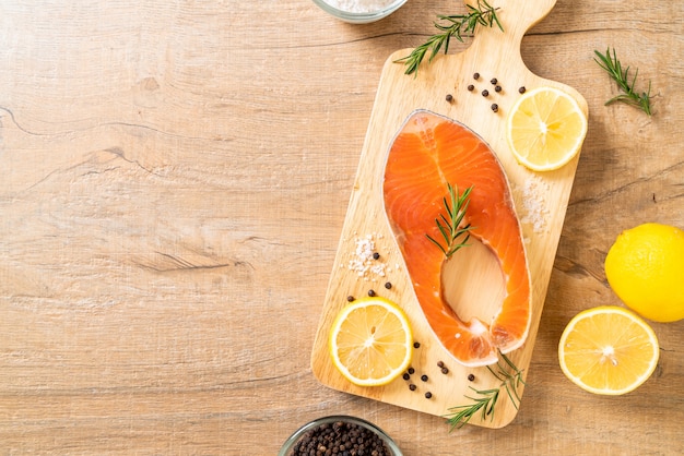 filetto di salmone crudo fresco