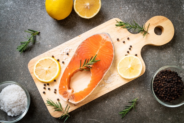 filetto di salmone crudo fresco