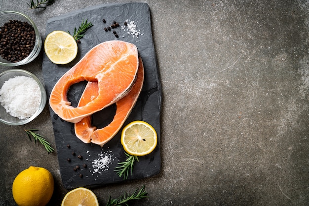 filetto di salmone crudo fresco