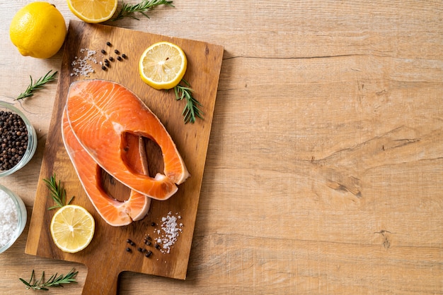 filetto di salmone crudo fresco