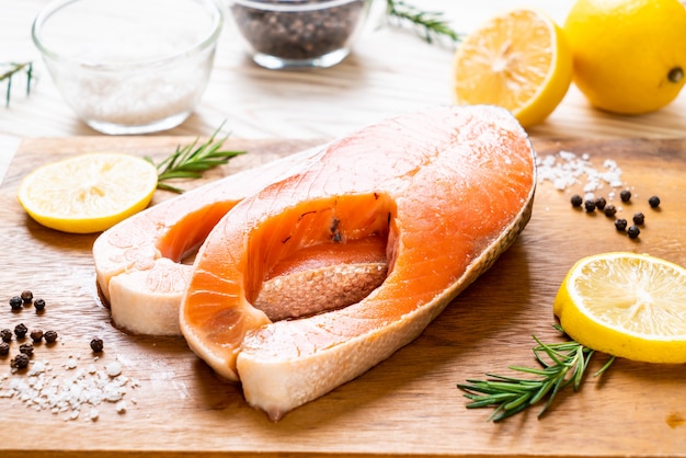 filetto di salmone crudo fresco