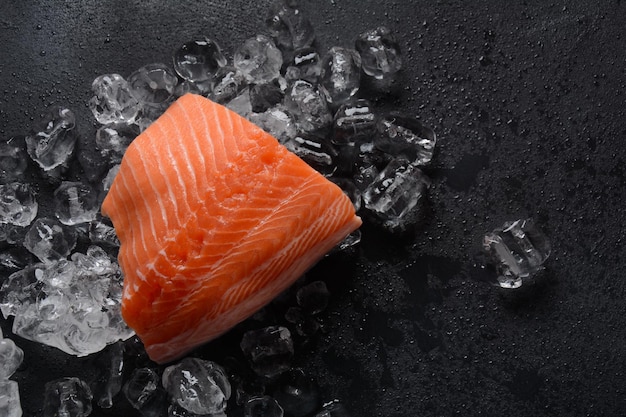 Filetto di salmone crudo su fondo di ghiaccio