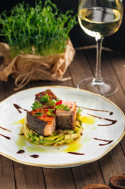 Filetto di salmone cucinato gourmet su cetrioli e mela