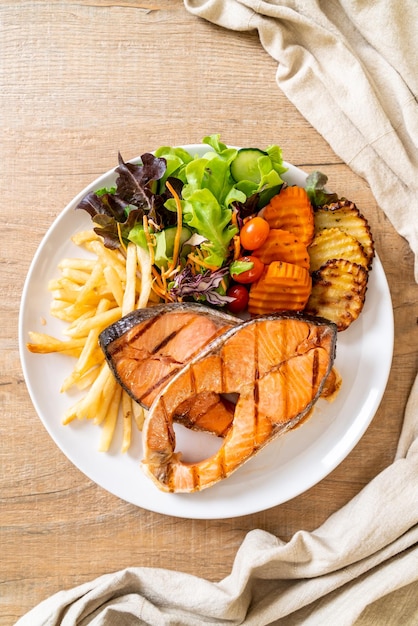 Filetto di salmone doppia grigliato con verdure e patatine fritte