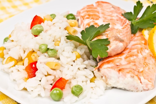 Filetto di salmone e riso con verdure fresche