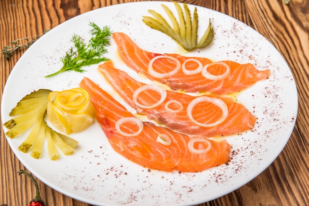 Filetto di salmone fresco con erbe aromatiche, spezie, sale rosa e limone.