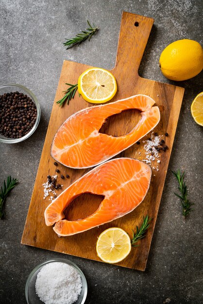 filetto di salmone fresco crudo con ingrediente a bordo