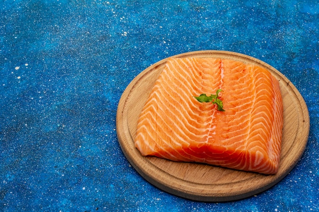 Filetto di salmone fresco. Tagliere in legno