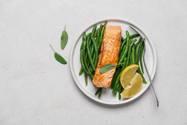 Filetto di salmone fritto alla griglia con baccelli di fagiolini e limone