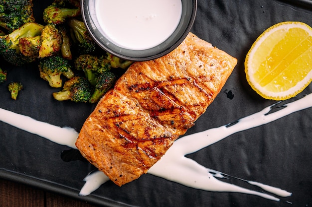 Filetto di salmone gourmet alla griglia con broccoli e salsa