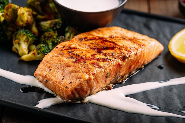 Filetto di salmone gourmet alla griglia con broccoli e salsa