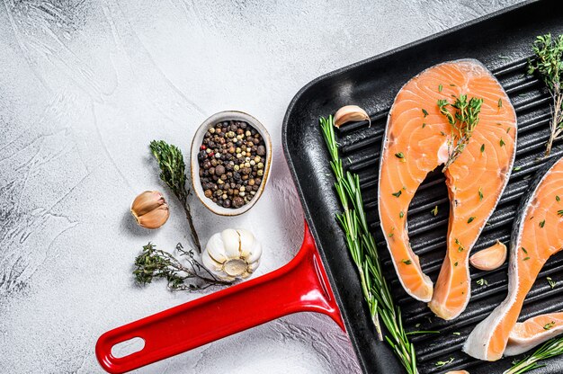 Filetto di salmone in padella. Pesce fresco crudo Vista dall'alto. Copia spazio