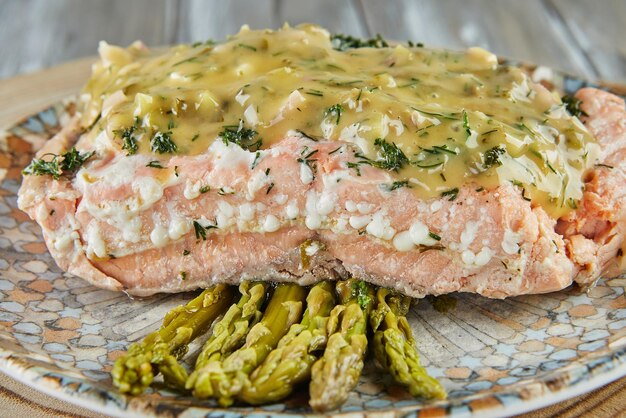 Filetto di salmone in salsa Remoulade al vino bianco con asparagi