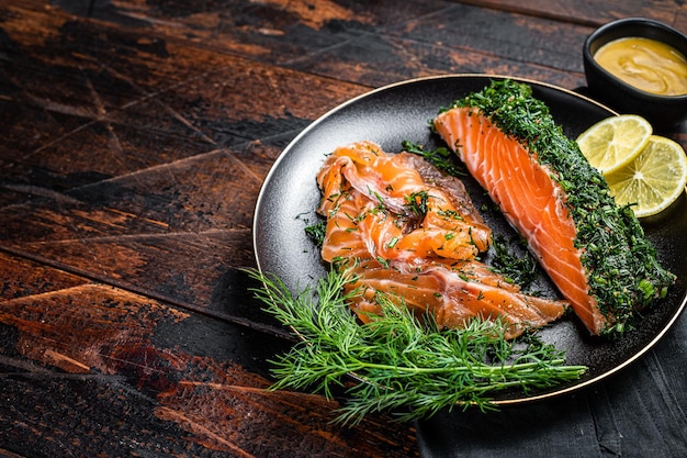 Filetto di salmone stagionato con sale di aneto e papper gravlax Fondo in legno Vista dall'alto Copia spazio