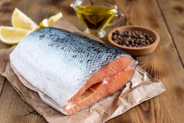 Filetto di salmone su fondo in legno Fondo in legno rustico Frutti di mare Pesce fresco Cena sana