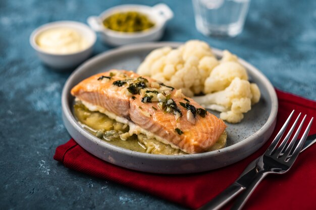 Filetto di salomone con ananas e cavolfiore. Pesce con verdure.