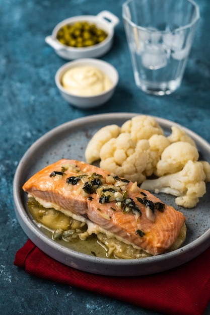 Filetto di salomone con ananas e cavolfiore. Pesce con verdure.