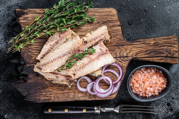 Filetto di sardine in olio d'oliva su tavola di legno