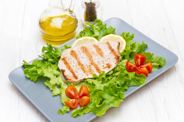 Filetto di tonno alla griglia con insalata e pomodori