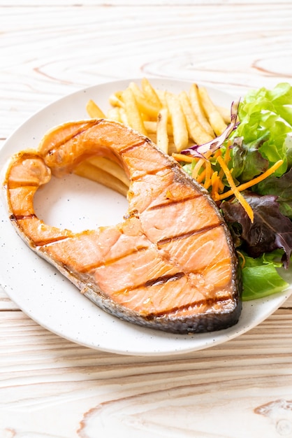 filetto di trancio di salmone alla griglia con verdure alla piastra