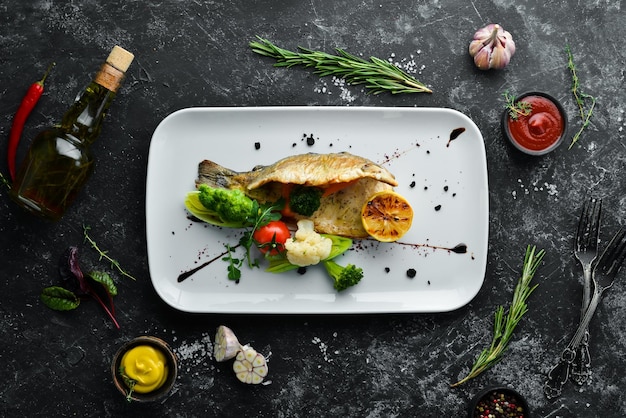 Filetto di trota al forno con verdure su un piatto Vista dall'alto Spazio per la copia gratuito