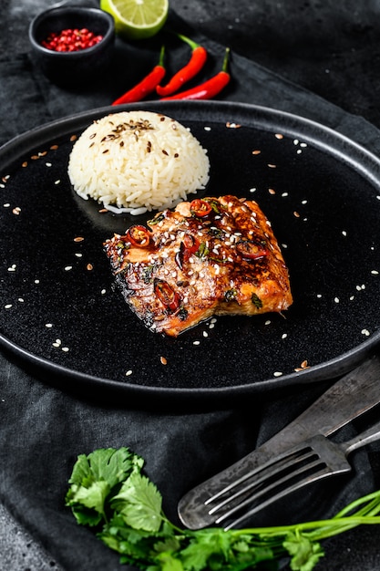 Filetto di trota di mare alla griglia giapponese Teriyaki con contorno di riso.