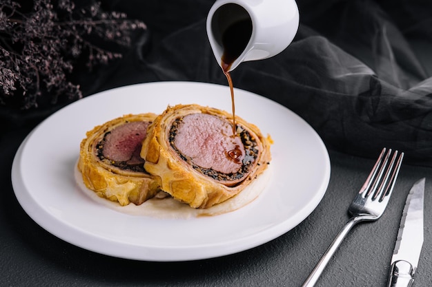 Filetto di Wellington in pasta sfoglia sul piatto