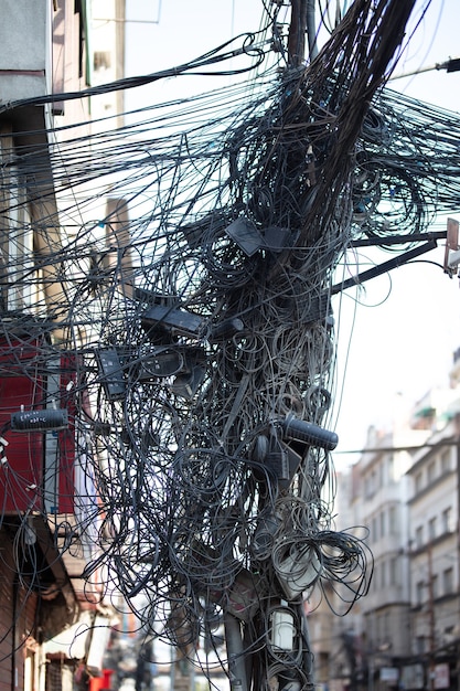 fili aggrovigliati su un palo di comunicazione in stile asiatico